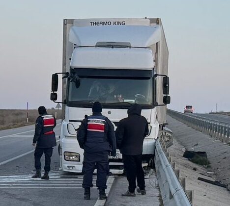 Lastiği patlayan TIR bariyere çarptı