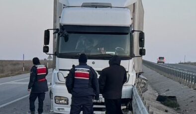 Lastiği patlayan TIR bariyere çarptı