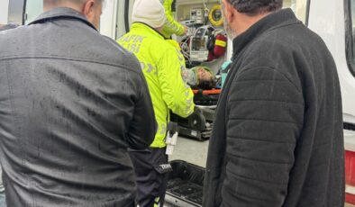 Motosiklet otomobille çarpıştı