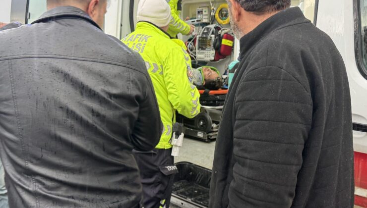 Motosiklet otomobille çarpıştı