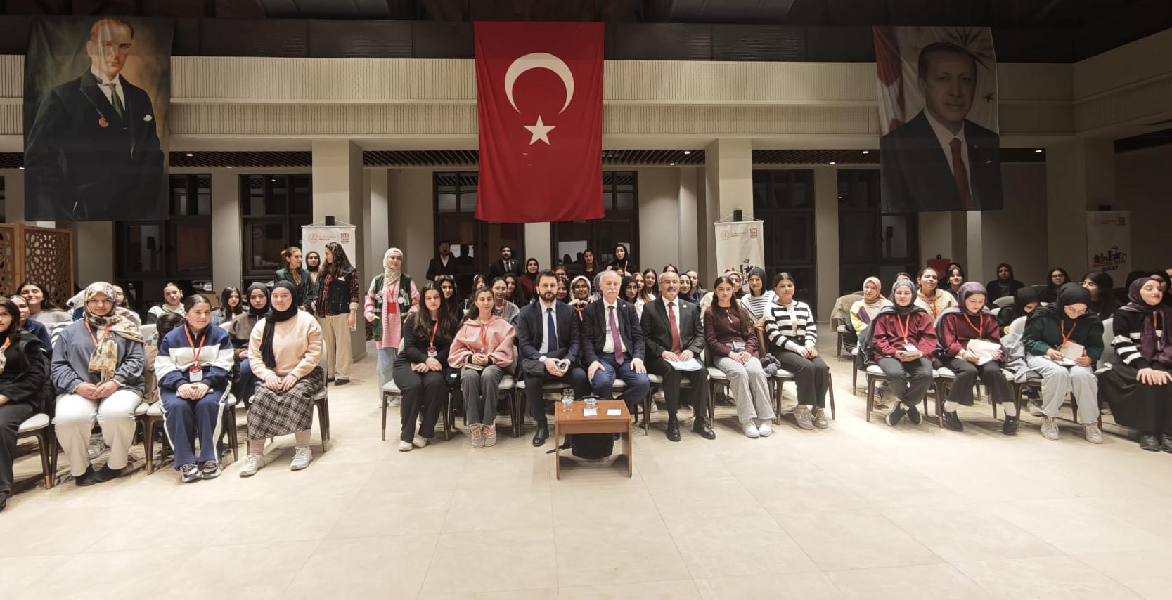 Rektör Hatipler’den Ahlat’taki Külliye’de söyleşi