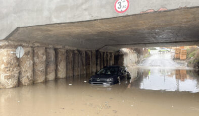 Suyun ortasında kaldı