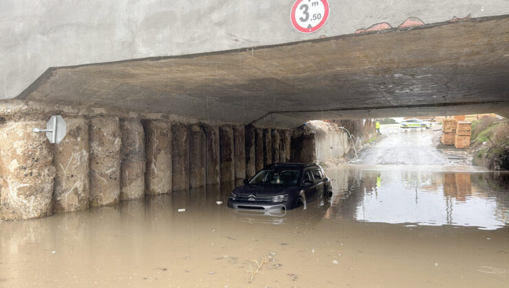 Suyun ortasında kaldı