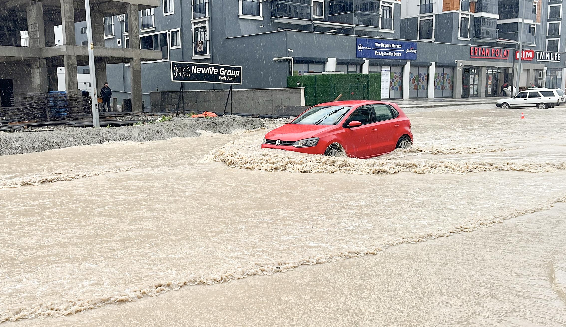Suyun ortasında kaldı
