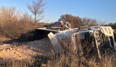 TIR devrildi: 1 yaralı
