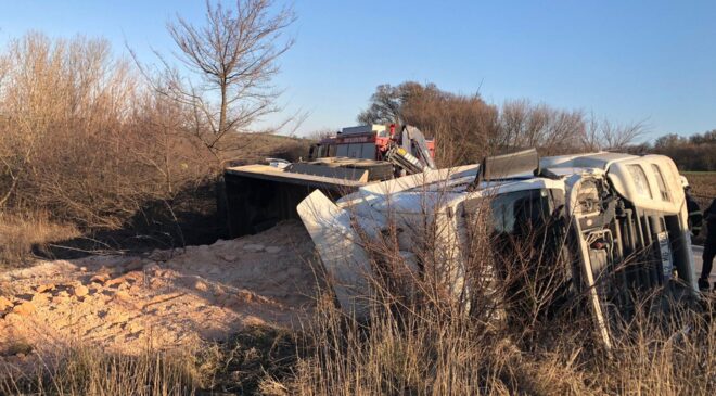 TIR devrildi: 1 yaralı