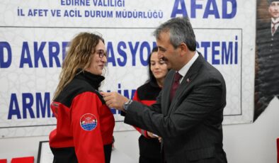 Vali Sezer, 85 gönüllüye rozetini taktı