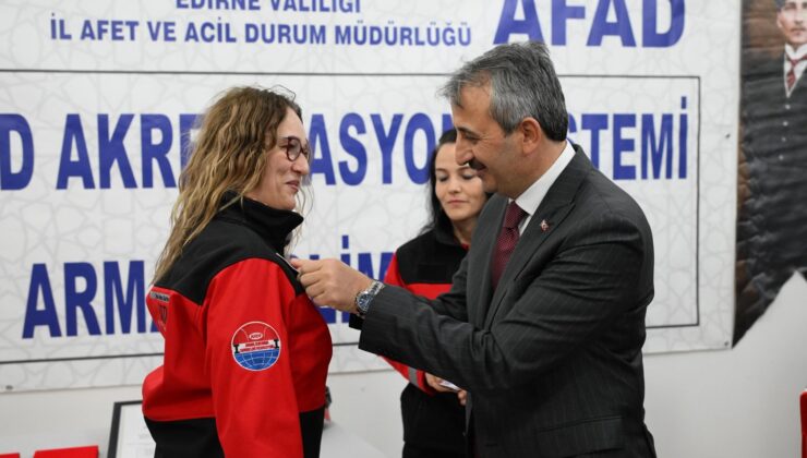 Vali Sezer, 85 gönüllüye rozetini taktı