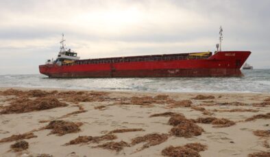 Yük gemisi karaya oturdu