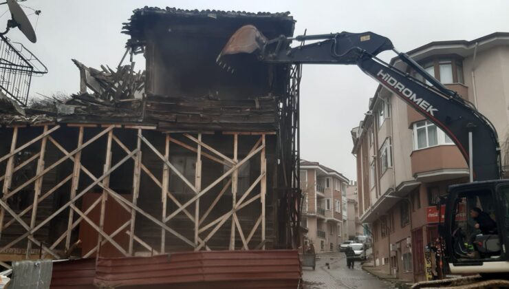 Asırlık konakta yıkım