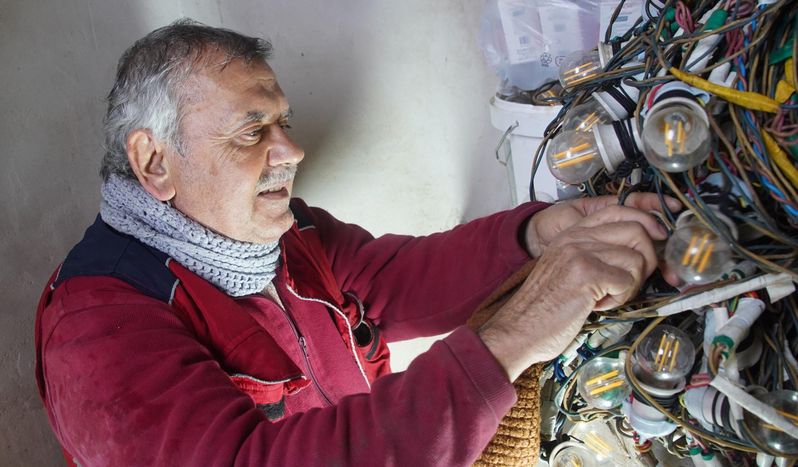 “Son mahyacı” gökleri aydınlatıyor