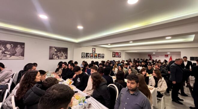 CHP’den öğrencilerle iftar