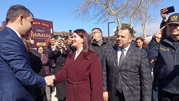 Cuma namazını Selimiye Camisi’nde kıldı