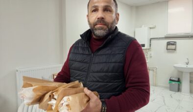 Deprem şehitleri hayrına dürüm dağıttı