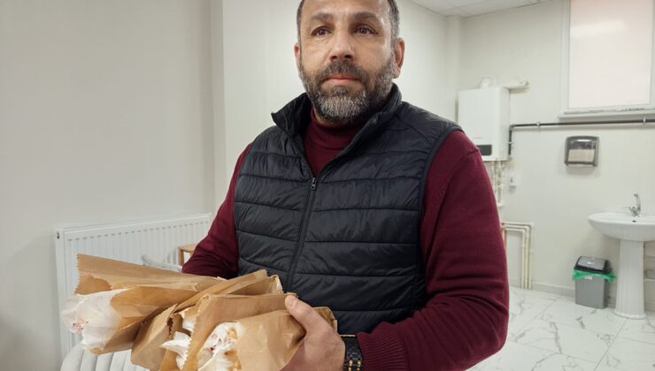 Deprem şehitleri hayrına dürüm dağıttı