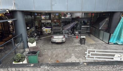 Otomobil alışveriş merkezine girdi!