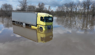 TIR sürücüsü taşkında mahsur kaldı