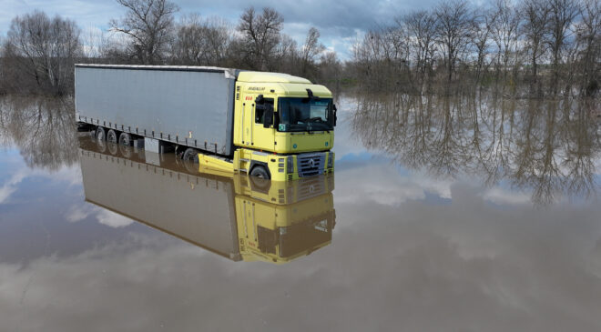 TIR sürücüsü taşkında mahsur kaldı