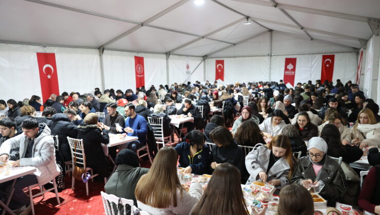 Her gün 100 binden fazla kişiye iftarlık