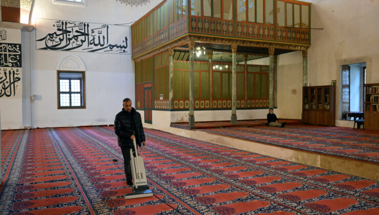 Camiler gül suyu ile yıkandı