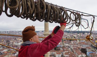 “Son mahyacı” gökleri aydınlatıyor