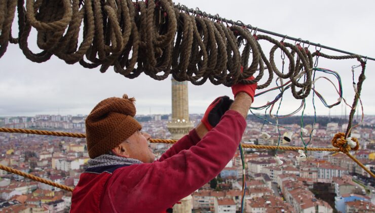 “Son mahyacı” gökleri aydınlatıyor