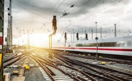 Dikkat! Demiryolunu yaklaşmayın