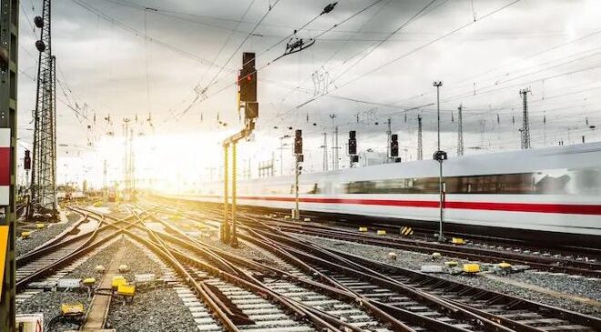 Dikkat! Demiryolunu yaklaşmayın