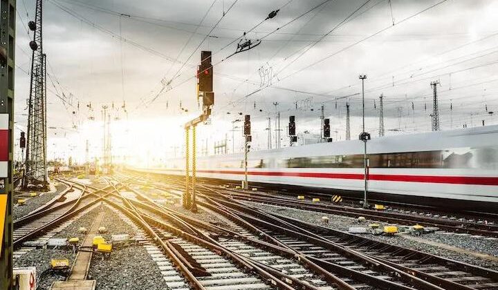 Dikkat! Demiryolunu yaklaşmayın