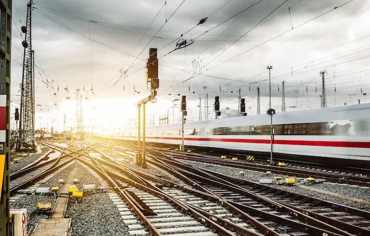 Dikkat! Demiryolunu yaklaşmayın