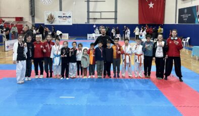 Edirneli karateciler madalyaları topladı