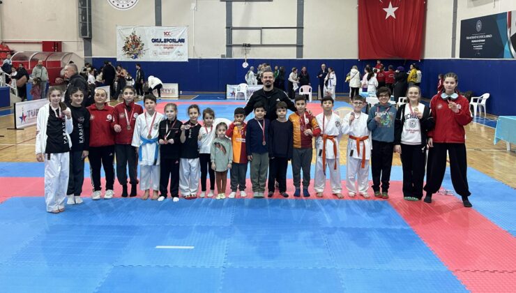 Edirneli karateciler madalyaları topladı