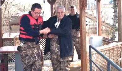 Taşkının ortasında tek başına