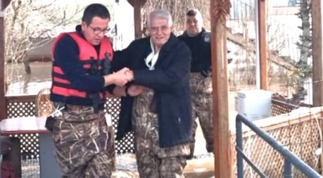 Taşkının ortasında tek başına