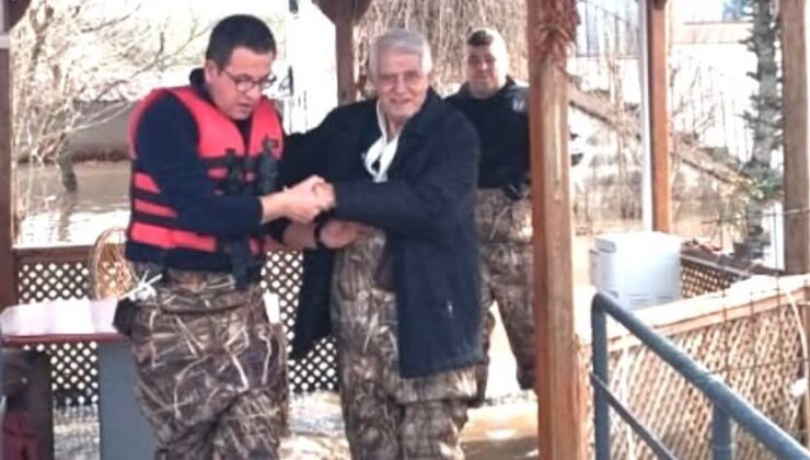 Taşkının ortasında tek başına