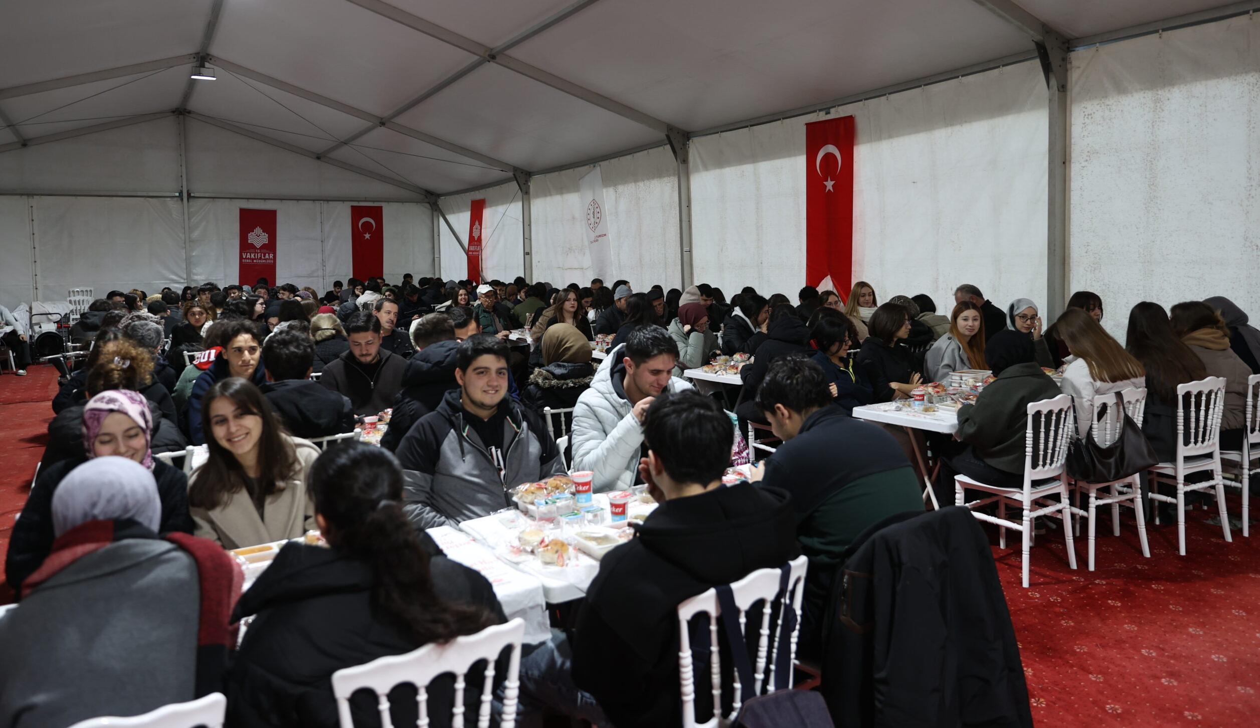 Her gün 100 binden fazla kişiye iftarlık