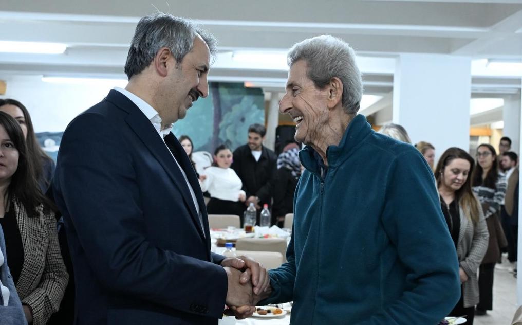 Huzurevi sakinleriyle iftar yaptı