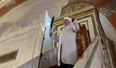 Kılıçla minbere çıktı