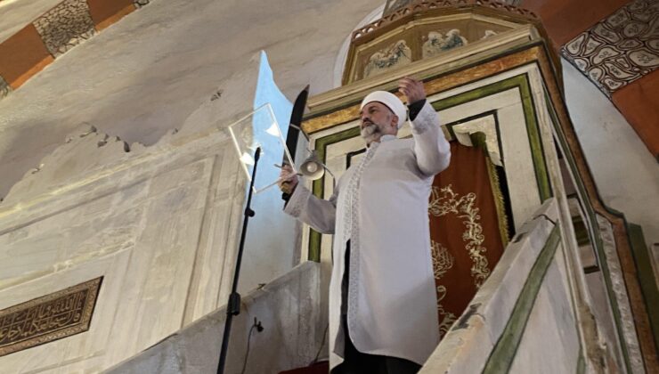 Kılıçla minbere çıktı