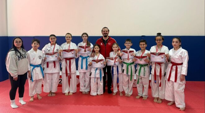 Kutlu Spor karatecilerinden 11 madalya