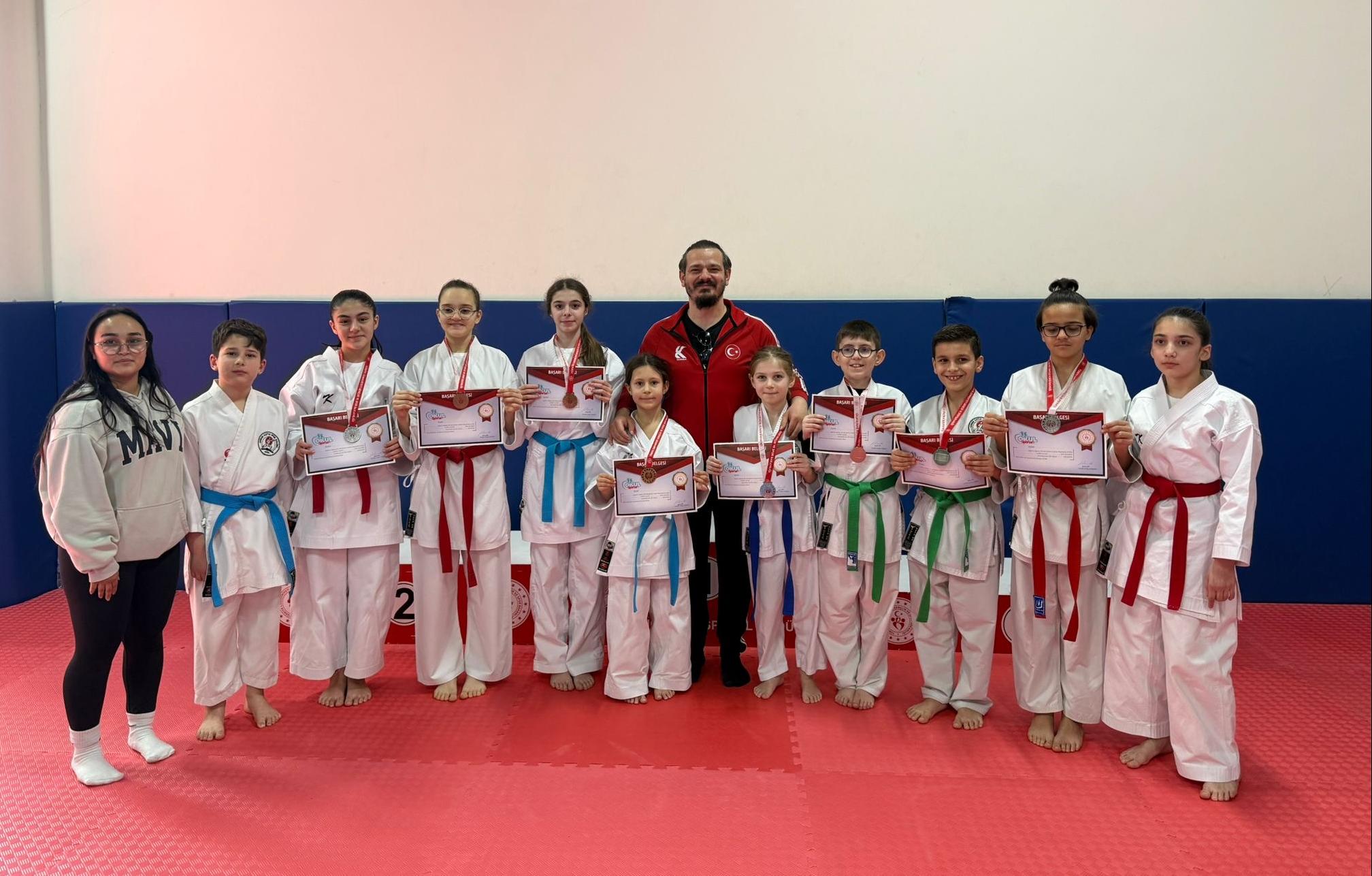 Kutlu Spor karatecilerinden 11 madalya
