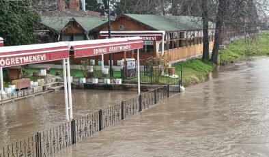 Nehir kenarındaki tesisler su altında