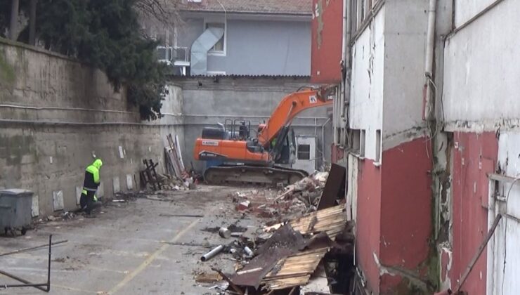 Orduevi binası yıkılıyor