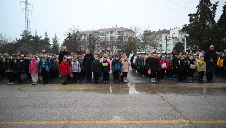 Okullarda 1 dakikalık saygı duruşu
