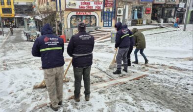 Belediye ekiplerinden kar temizliği