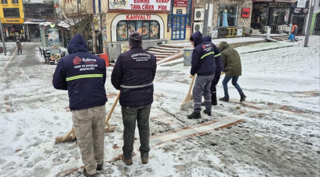 Belediye ekiplerinden kar temizliği