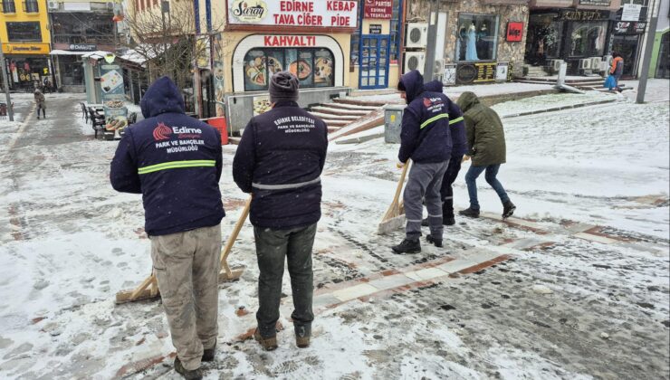 Belediye ekiplerinden kar temizliği