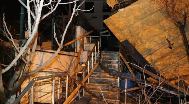 Kuvvetli rüzgar çatıları uçurdu