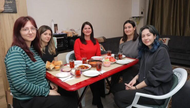 Gencan, üniversitelilerle sahur yaptı