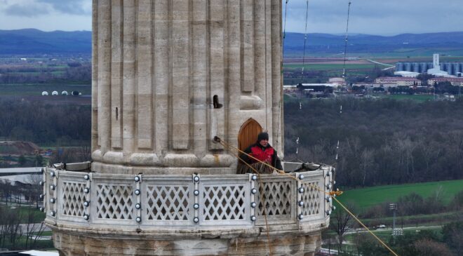 Selimiye’nin minareleri mahyalandı